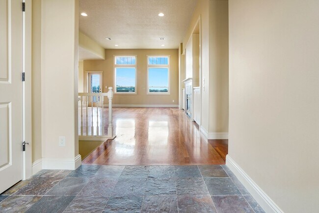 Foto del edificio - Spacious 4 bed, 3 bath home with sprawling...