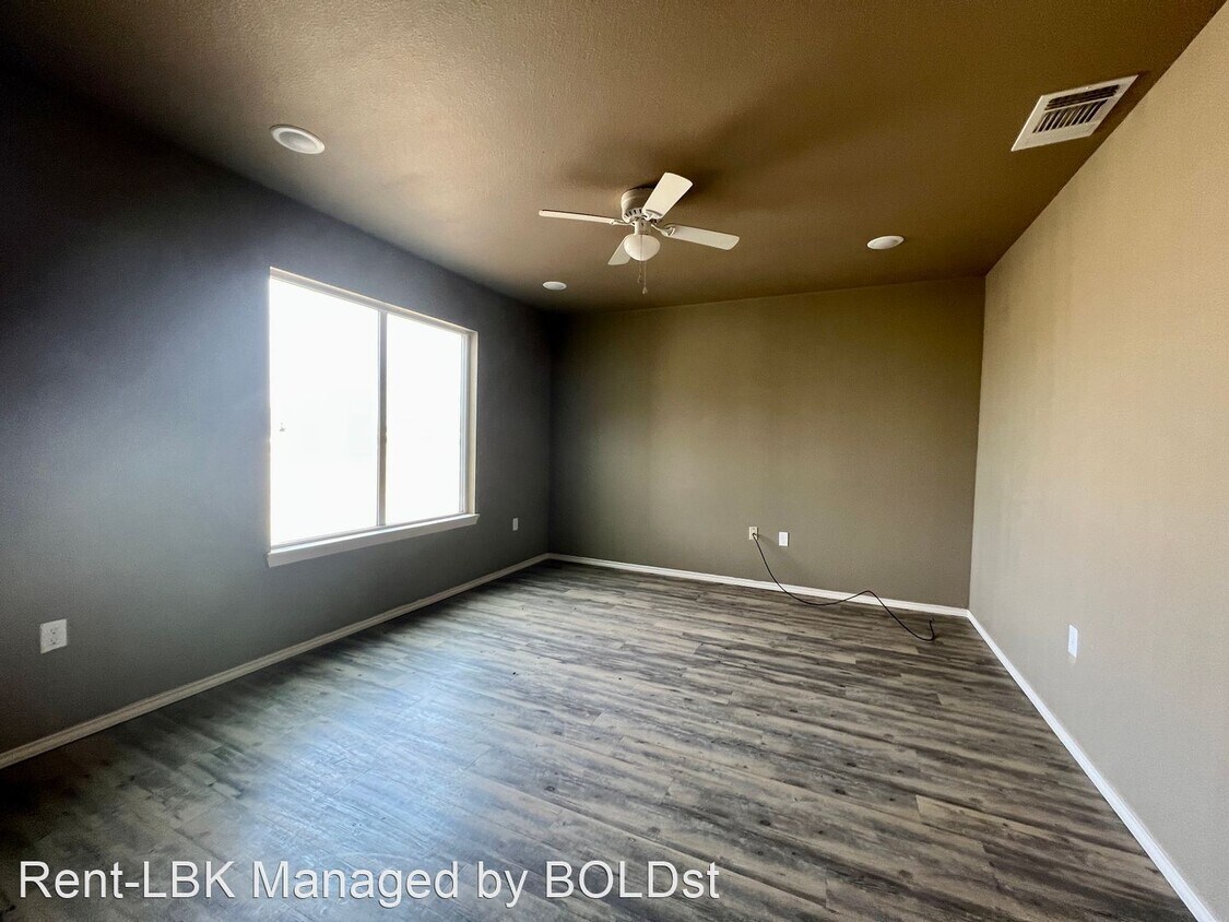 Foto principal - 3 br, 2 bath House - 2207 E Main St
