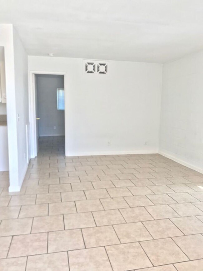 Building Photo - 1 br, 1 bath House - 217 W. Chicago Ave #D