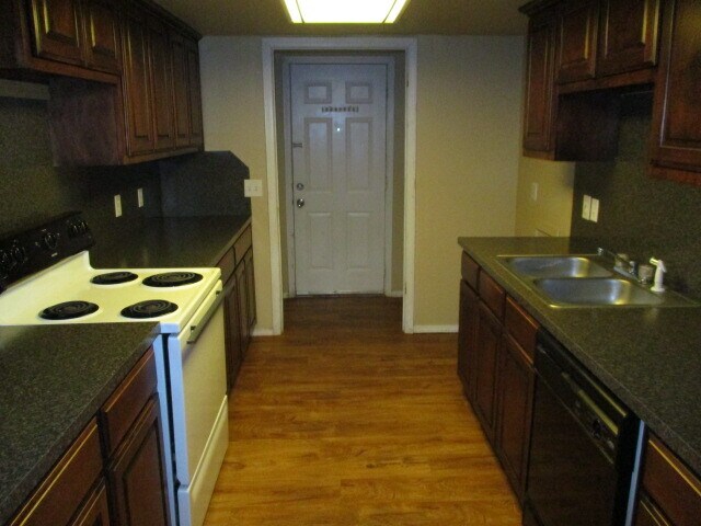 Foto del edificio - 1936 Lariat Cir