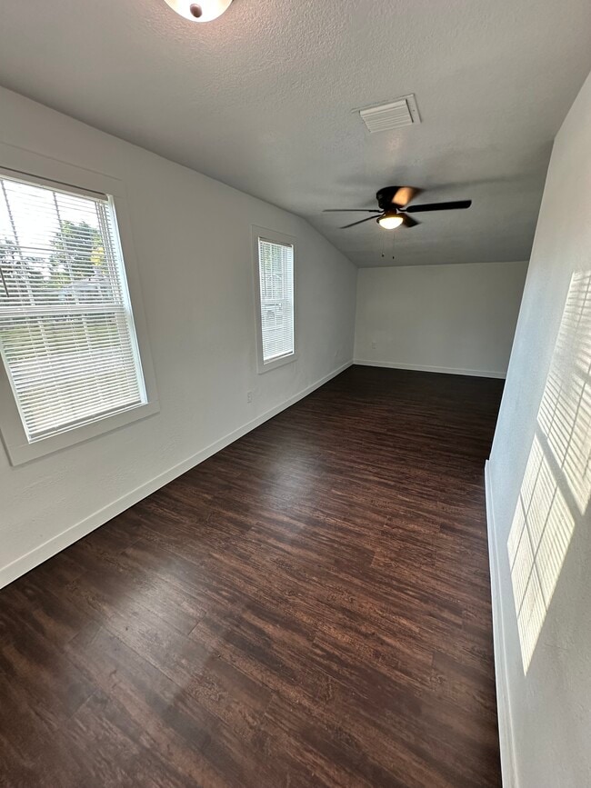 Building Photo - 2245 Valley Dr