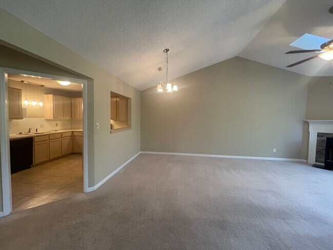 Building Photo - Spacious 2 Bed, 2 Bath Townhouse in Prime Hickory Location – 1,322 Sq. Ft.