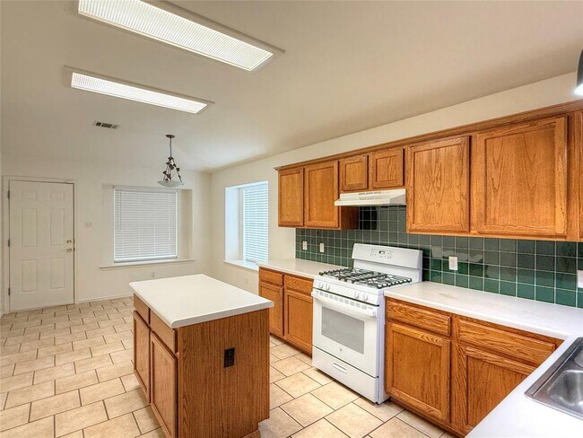 Foto del edificio - 700 House Creek Dr