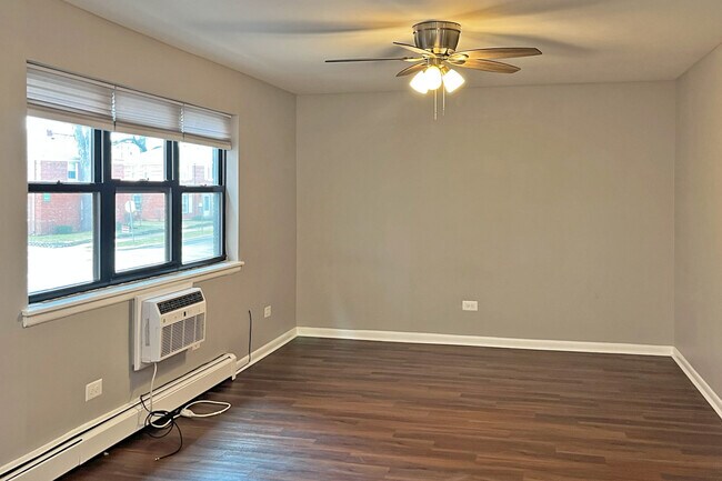 Building Photo - 516 Des Plaines Ave.