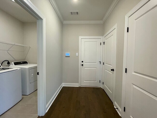Building Photo - Executive Rental in AU Club