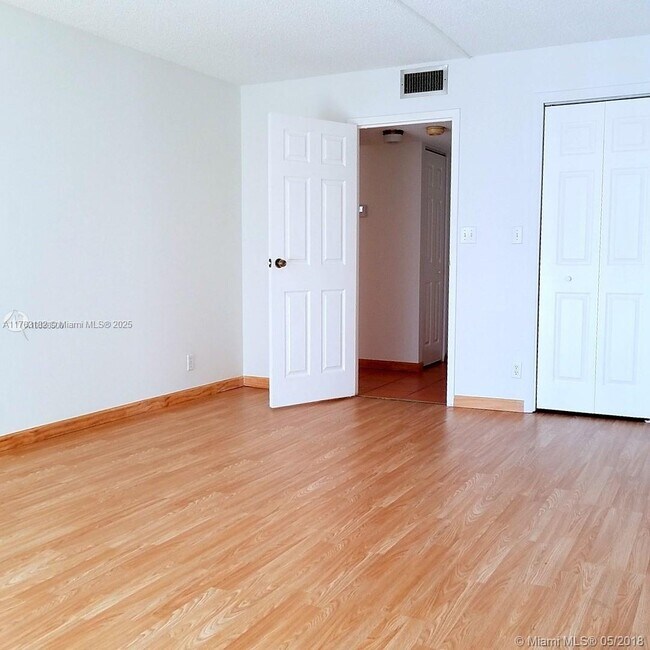 Building Photo - 1000 Parkview Dr
