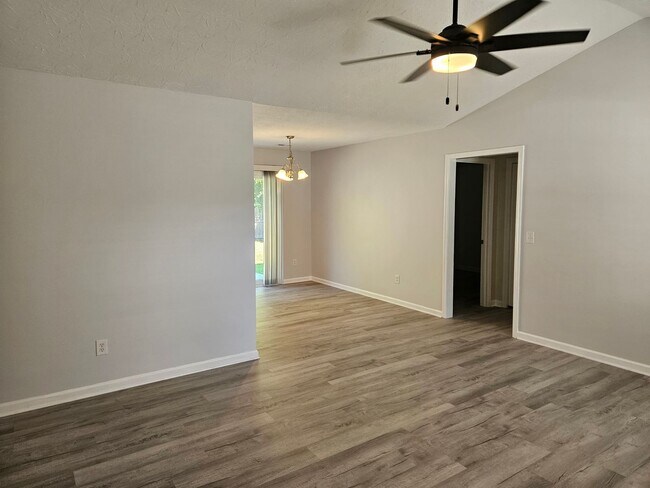 Foto del edificio - 3 bedroom, 2 bath home in the Neighborhood...