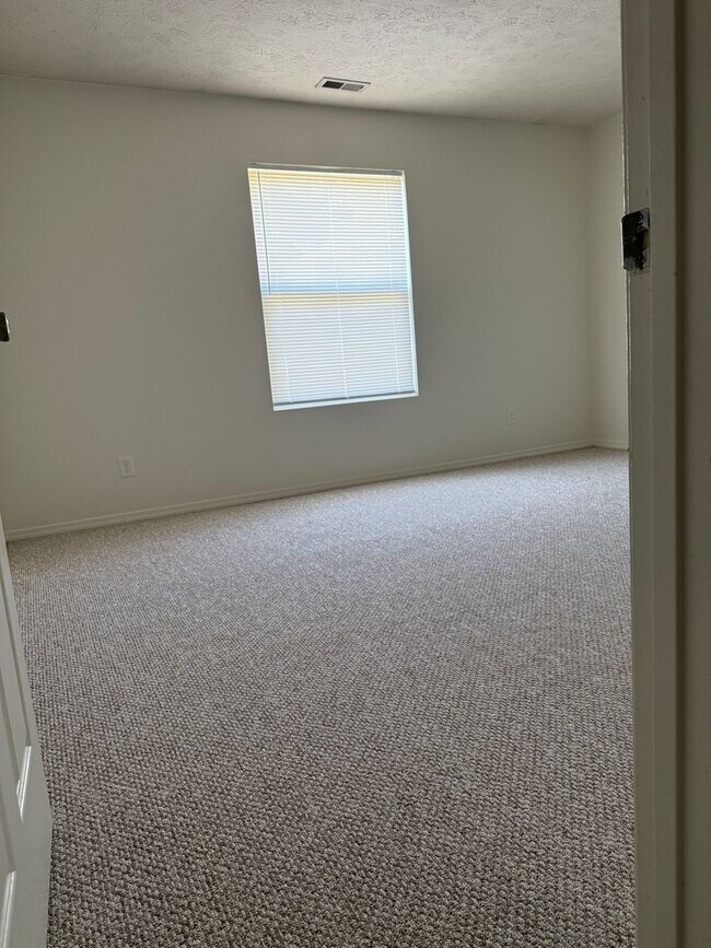 Building Photo - 3 Bedroom/3.5 Bath Townhome