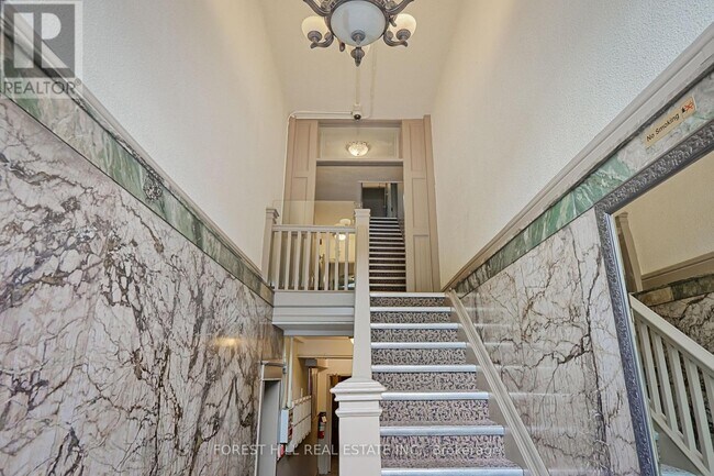 Photo du bâtiment - 333-333 Harbord St