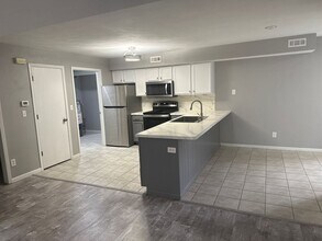 Building Photo - 921 Minns Dr