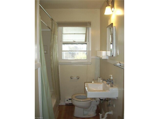 Foto del edificio - 3 Beds/1 Bath - COMING SOON!