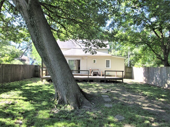 Building Photo - 308 W Maple St