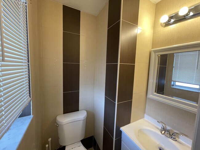 Building Photo - 7920 N Colony Cir