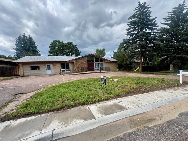 Foto del edificio - 5 bedroom Ranch home in North Colorado Spr...