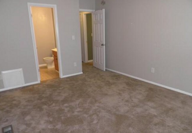 Foto del edificio - 3 bedroom 2.5 bath, end unit townhome with...