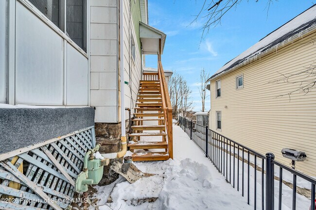 Building Photo - 208 E Warren St