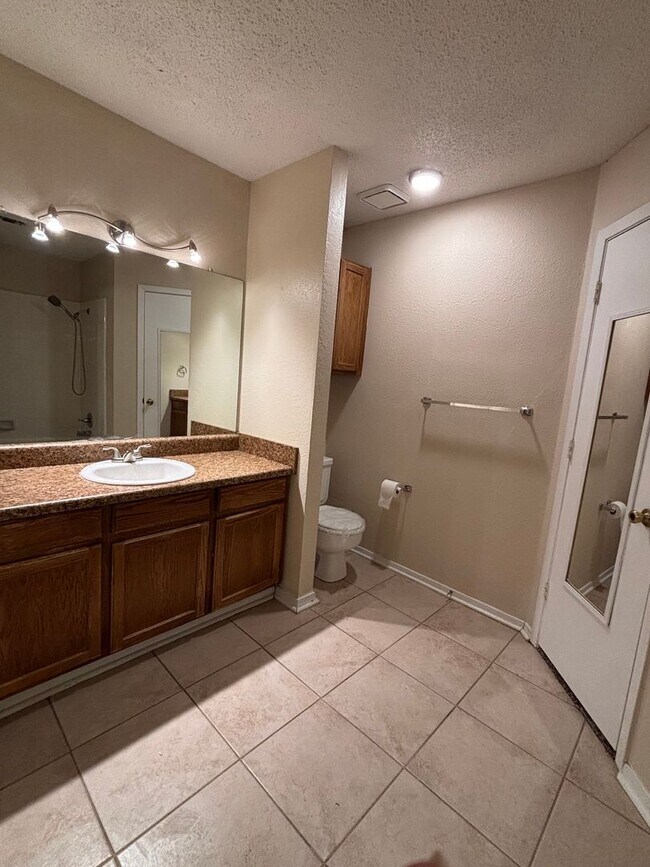 Foto del edificio - 7601-7603 Silveridge Dr