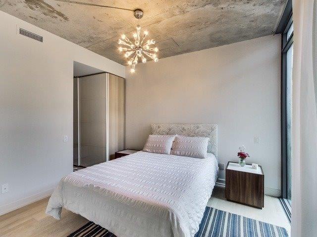 Photo du bâtiment - 650 King St W