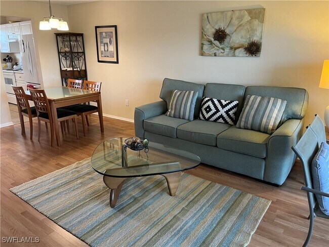 Foto del edificio - 200 Forest Lakes Blvd