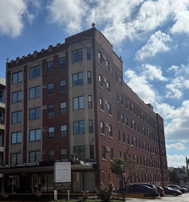 Building Photo - 855 Lake St