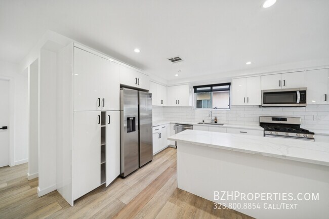 Foto del edificio - 837 1/2 N Harvard Blvd-837 1/2