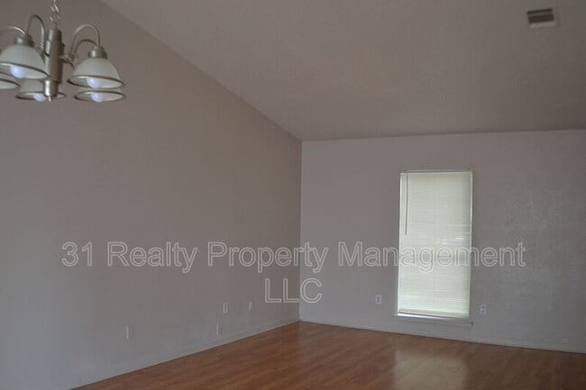 Building Photo - 1520 Pebblewood Dr