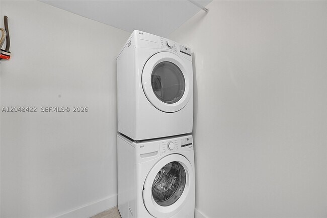 Building Photo - 810 SW 12th Pl