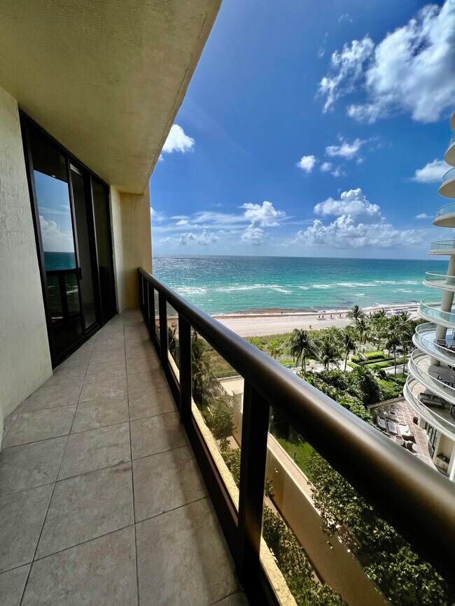 Building Photo - 16275 Collins Ave