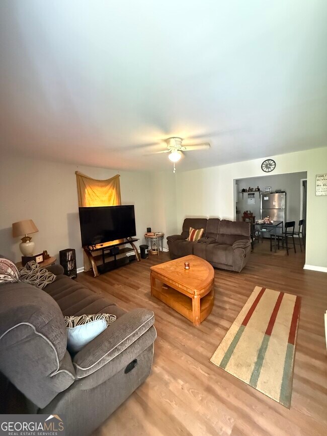 Sala de estar: Nota: estos son los muebles del inquilino actual. - 17 Liberty St