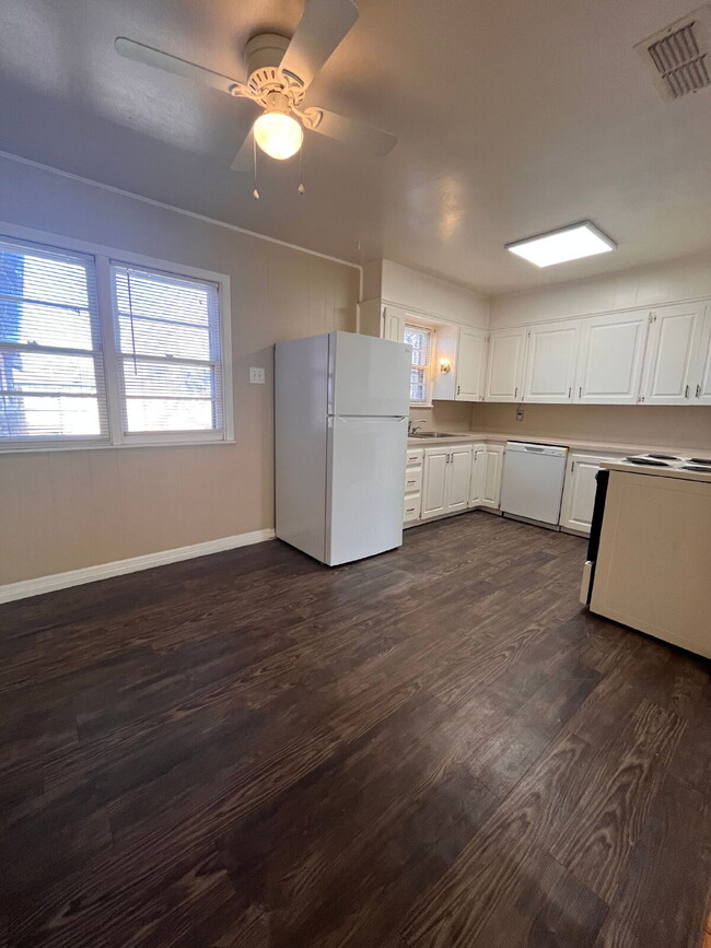 Foto del edificio - Cute 3 bedroom home with large backyard