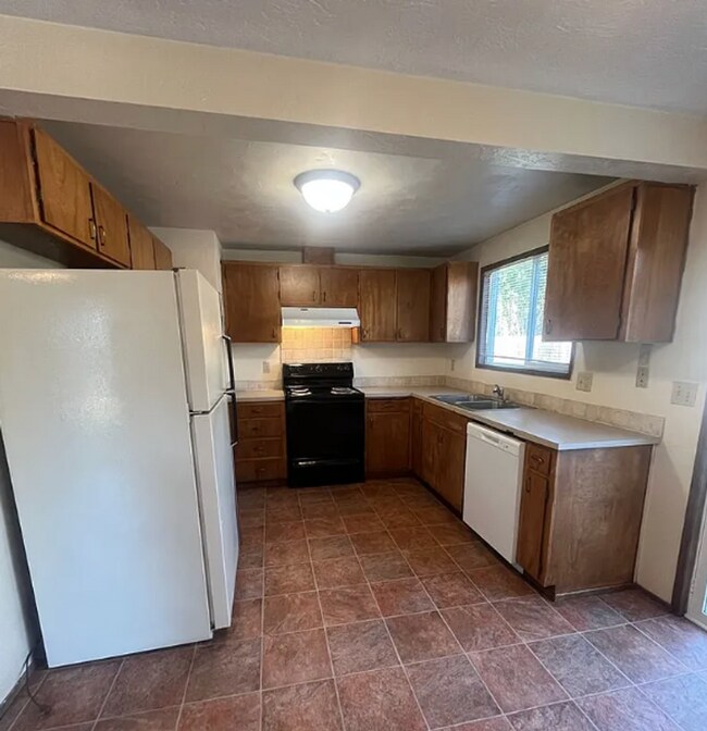 Foto del edificio - Spacious 3 Bedroom Home with Fenced Yard & Oversized Garage in Eugene