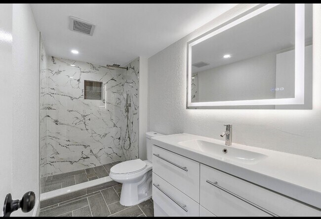 Foto del edificio - 7051 Environ Blvd