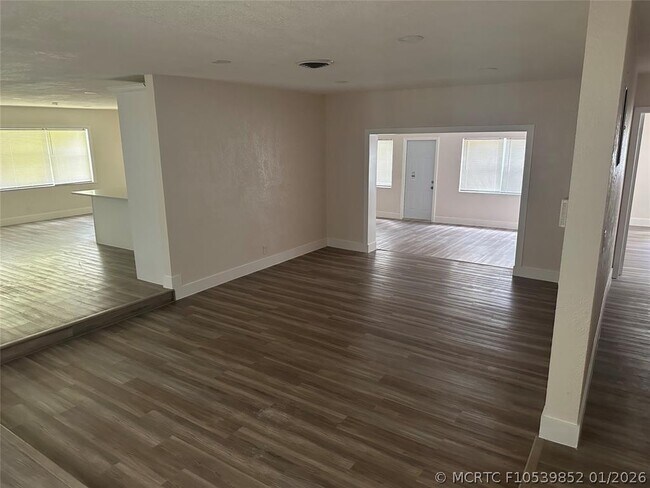 Foto del edificio - 890 SW 49th Way