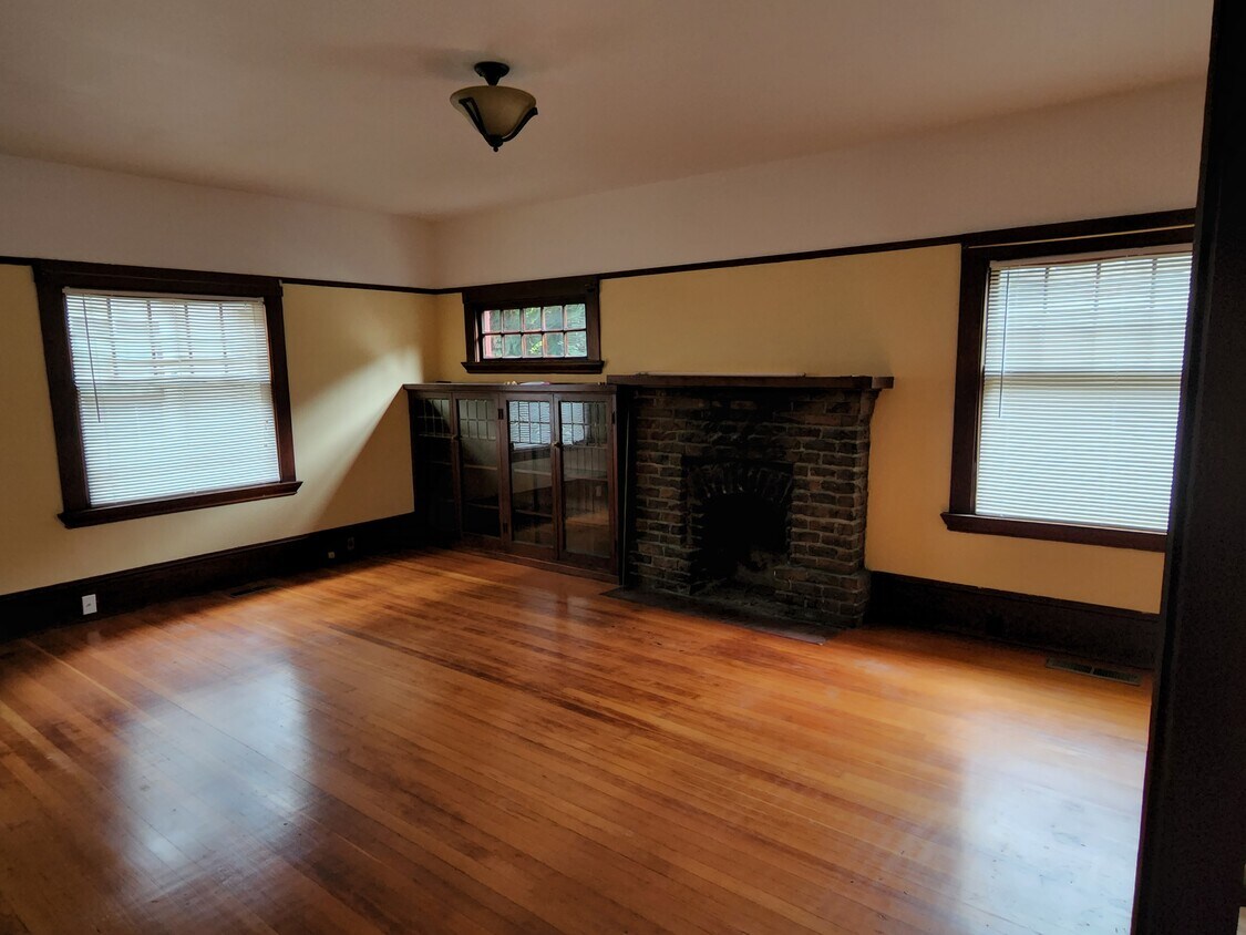 Livingroom w/ Fireplace - 402 Euclid Ave