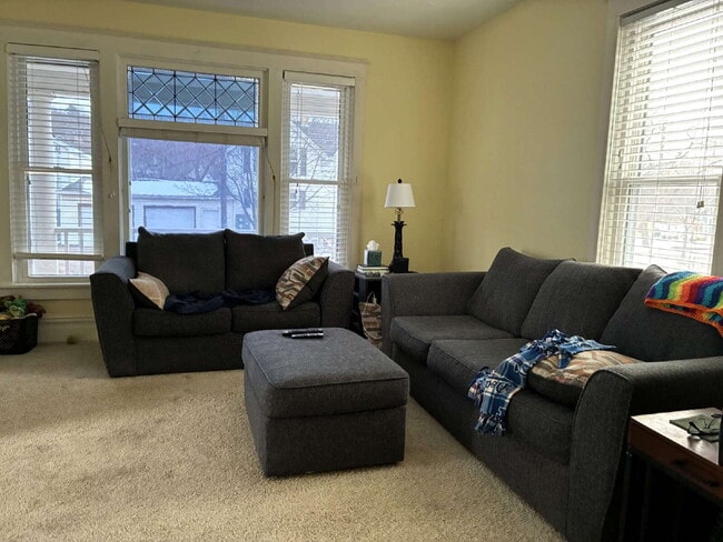 Building Photo - 4 Bed 1.5 Bath Off State Street Available June 1st!