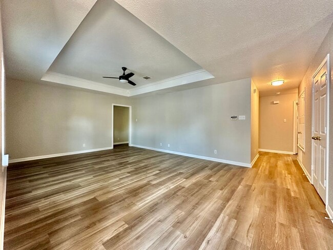 Building Photo - Spacious Newly Renovated 4/2 Walking Dista...