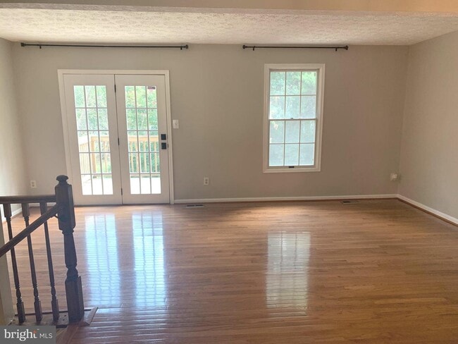 Building Photo - 2113 Commodore Ct