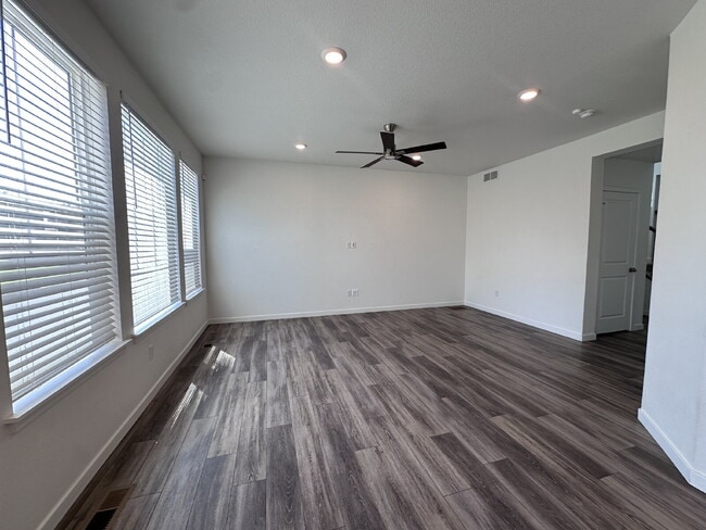 Foto del edificio - ~$1,000 OFF ONE MONTH'S RENT~ Stunning Thr...