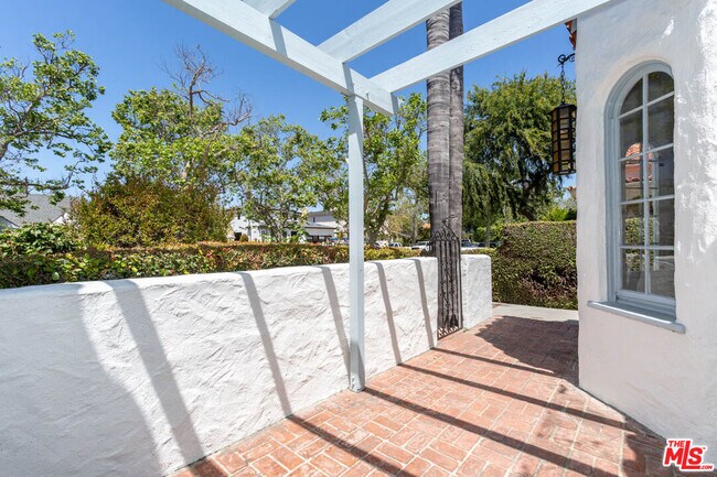 Foto del edificio - 146 N Citrus Ave