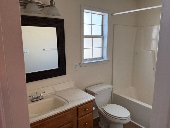 Building Photo - Beautiful 3 bedroom 2 bath house in Castlewood