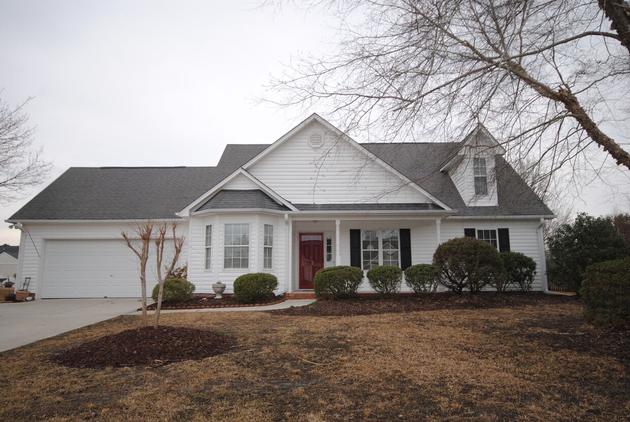 Primary Photo - Very Well Maintained 4 BR, 3 BA home in Po...