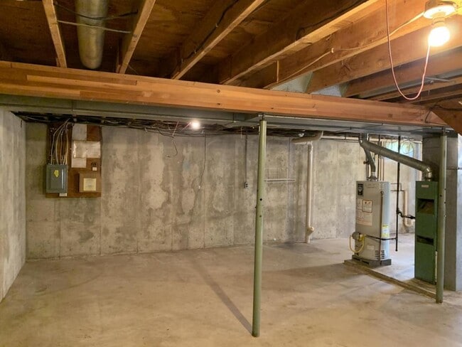 Building Photo - 838 Hitt St