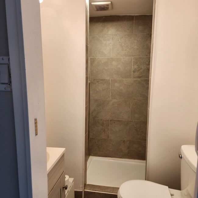 Private bathroom with shower - 14 Marcus St