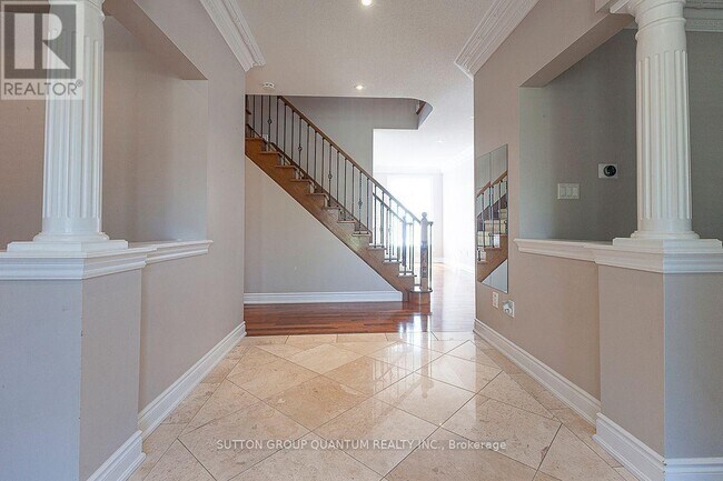 Photo du bâtiment - 1599 Hallstone Rd