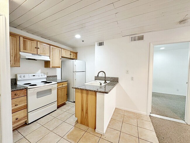 Foto del edificio - 1 BEDROOM 1 BATH DOWNSTAIRS CONDO