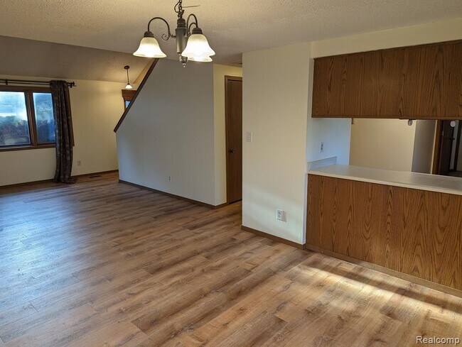 Foto del edificio - 2316 Crescent Lake Rd
