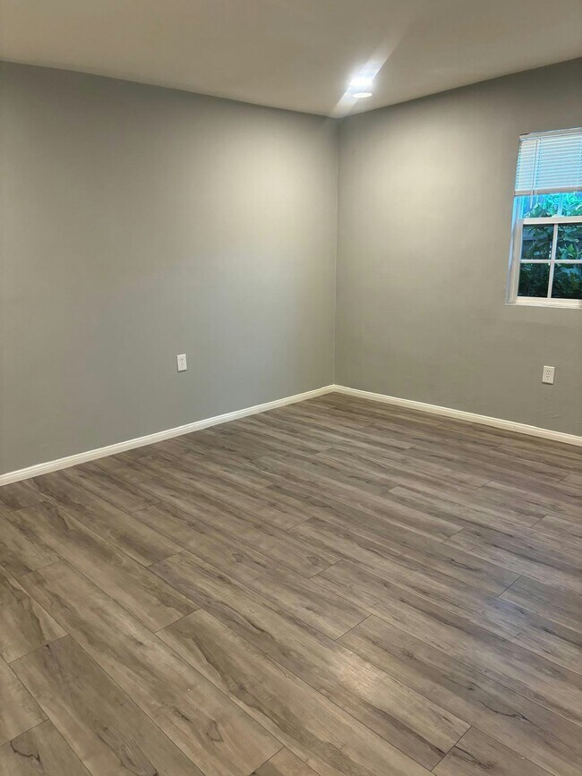 Foto del edificio - 3721 N Byron St