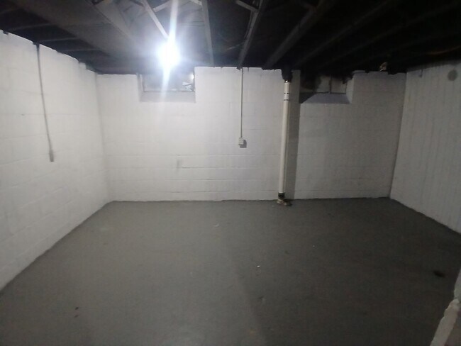 Building Photo - 3 Bedroom Bungalow