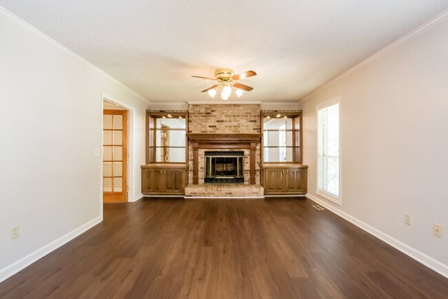 Foto del edificio - 6858 Creekwood Dr
