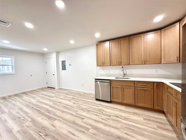 Building Photo - 728 US-6